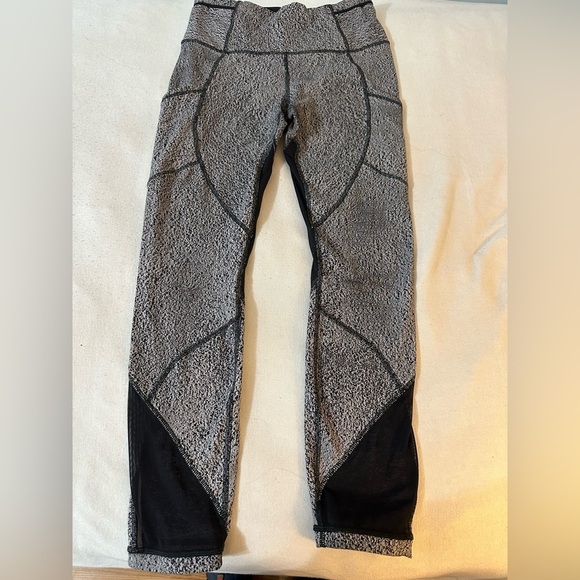 Lululemon High Rise Legging Side Pockets Gray, Black Mesh Around To Ankle Size 6 - Picture 1 of 9
